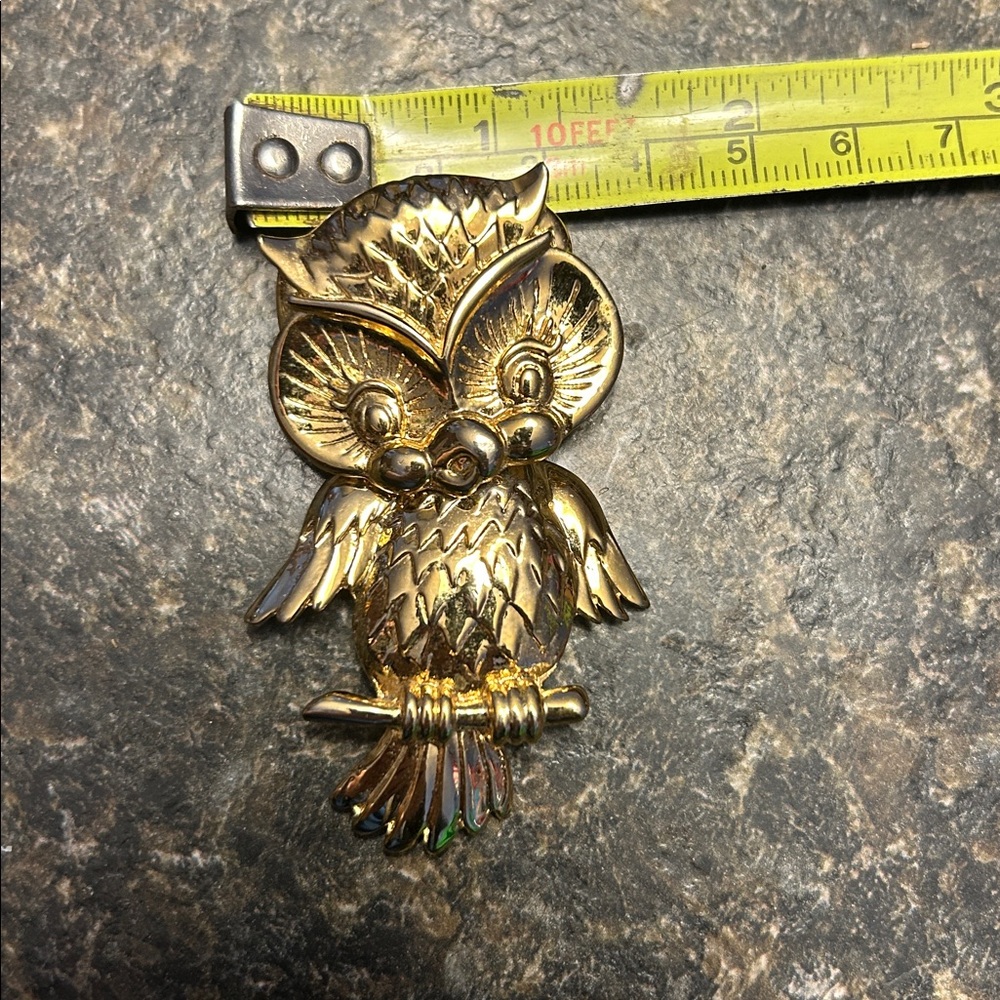 Gold-tone Owl Brooch textured perched on a branch Head/Body hinge - Picture 6 of 6